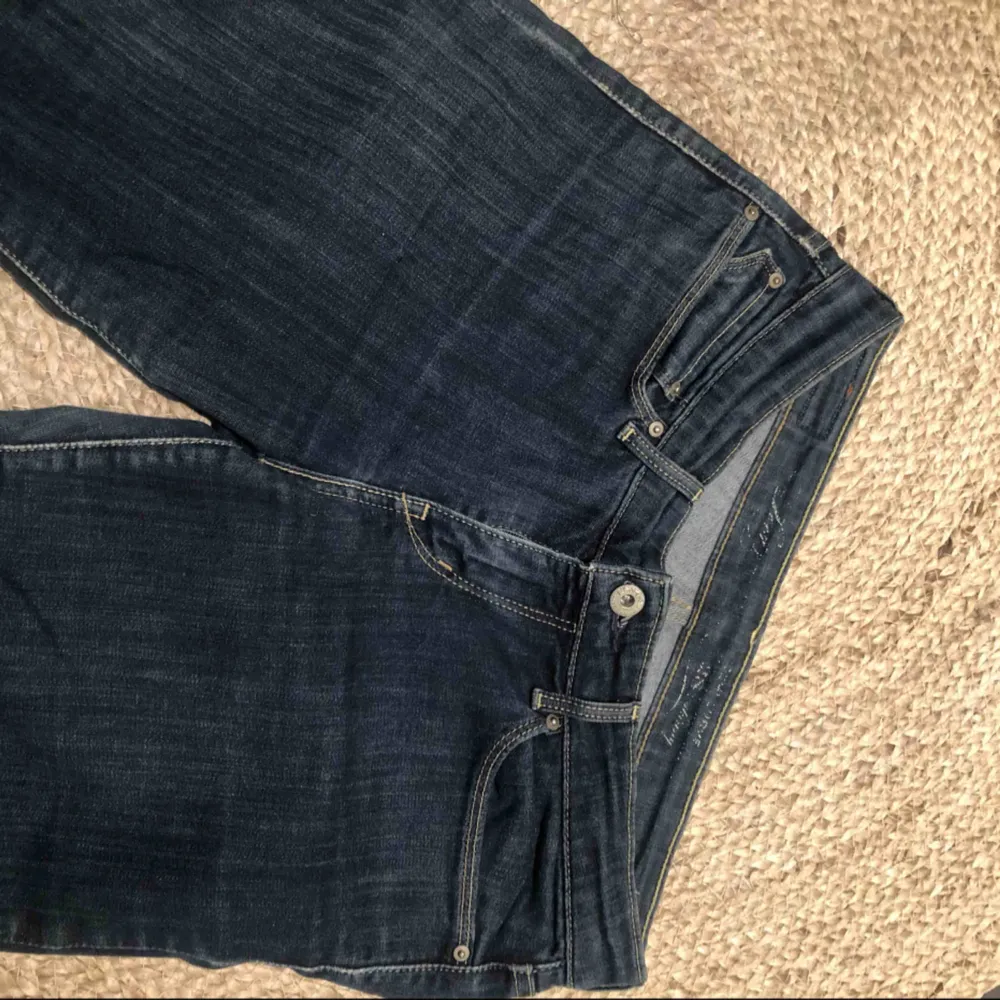 Levis-jeans i jättesnygg färg! Knappt använda, så inga  slitningar. Modell: Levi SAN Fransisco, Demi Curve Skinny. Hämtas upp hemma hos mig på Kungsholmen eller så tillkommer frakt! ✉️. Jeans & Byxor.