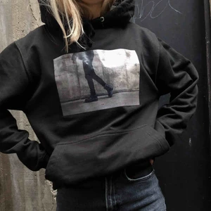  - UF företag. Välj valfritt tryck på ditt plagg eller tygpåse, gå in i vår profil för att se alla våra tröjor och tygpåsar. Finns i storlek S till 3XL. Du kan välja att ha trycket på ryggen eller framsidan. Se alla tryck på sista bilden.