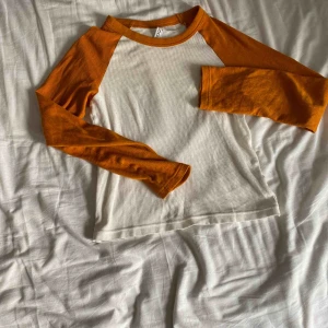  - Ribbad basebolltröja från H&M. Använd men i bra skick. Vid frakt står köparen för fraktkostnaden.