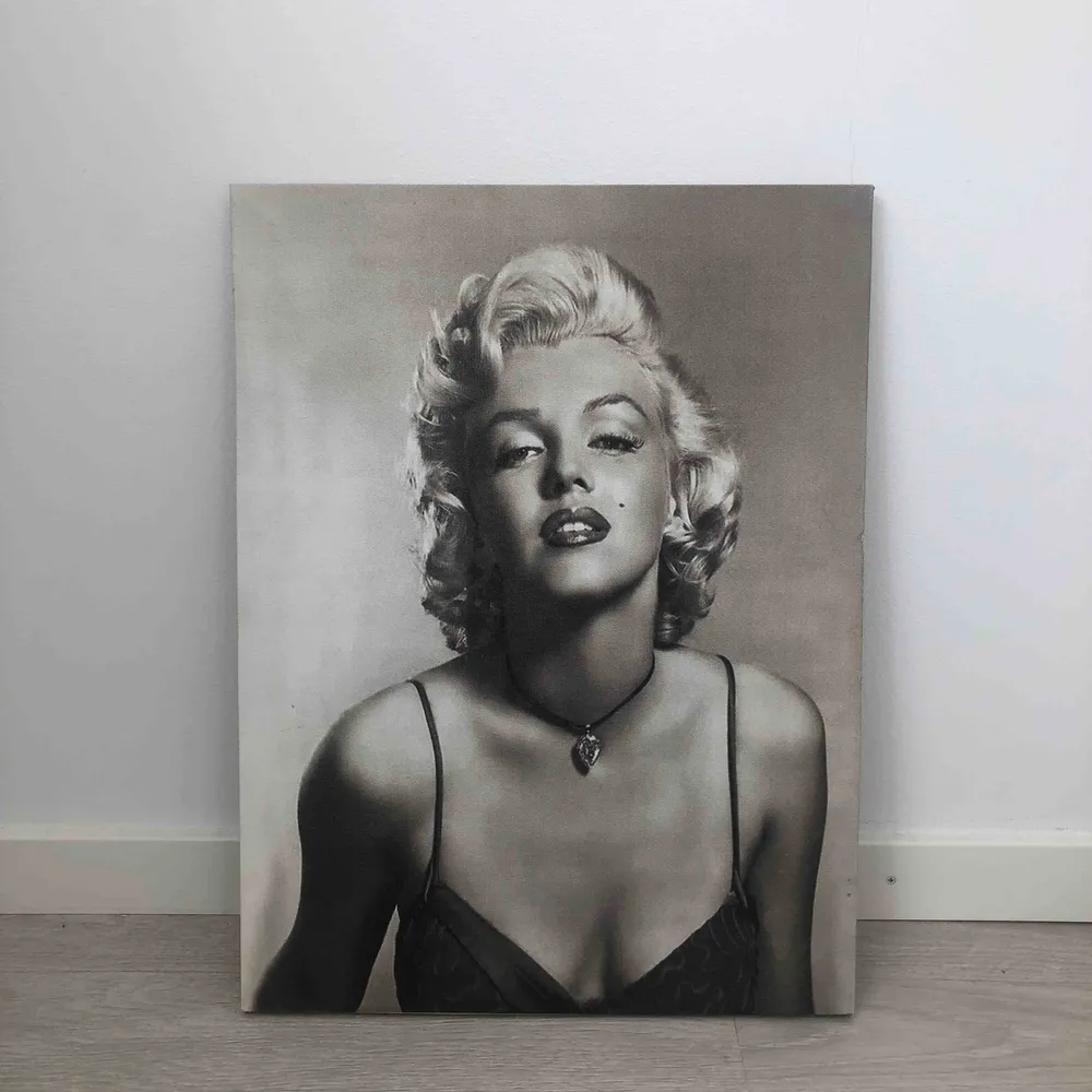Snygg tavla på kändisikonen Marilyn Monroe. Mått: 34,5x46 cm. Övrigt.
