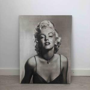 Snygg tavla på kändisikonen Marilyn Monroe. Mått: 34,5x46 cm