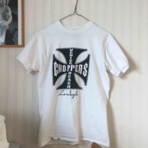  - Najs tisha med chopperstryck på. Nypris ca 300kr. Bra skick förutom en fläck man kan se på bild 3.🦋