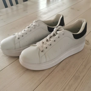 Vita sneakers - Säljer mina nästintill oanvända sneakers från Nelly Shoes. Säljs vid garderobsrensning. Priset är inklusive frakt. 