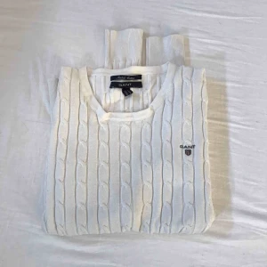  - Fin GANT tröja som är i mycket gott skick! Storlek S. Såklart äkta. Kan mötas upp i centrala Norrtälje, annars står köparen för frakten🌸