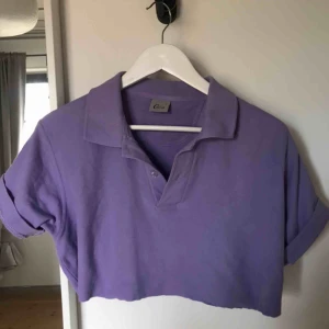  - En lila croppad skjorta i storlek L men passar S/M också! 