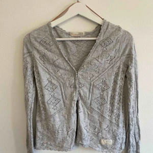  - Vacker Vintage Odd Molly kofta i tunnt broderi som ej går att köpa längre. Storlek: 1 (S) Nypris: 1695kr