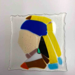  - En collage av den kända tavlan ”Girl with the pearl earing” som jag själv har gjord/skapat!   Material: olika färgade glas bitar !   Sista bilden är fjäder också gjord av olika glas bitar💕 