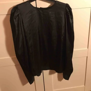  - Säljer en satin blus 50kr + 44kr i frakt