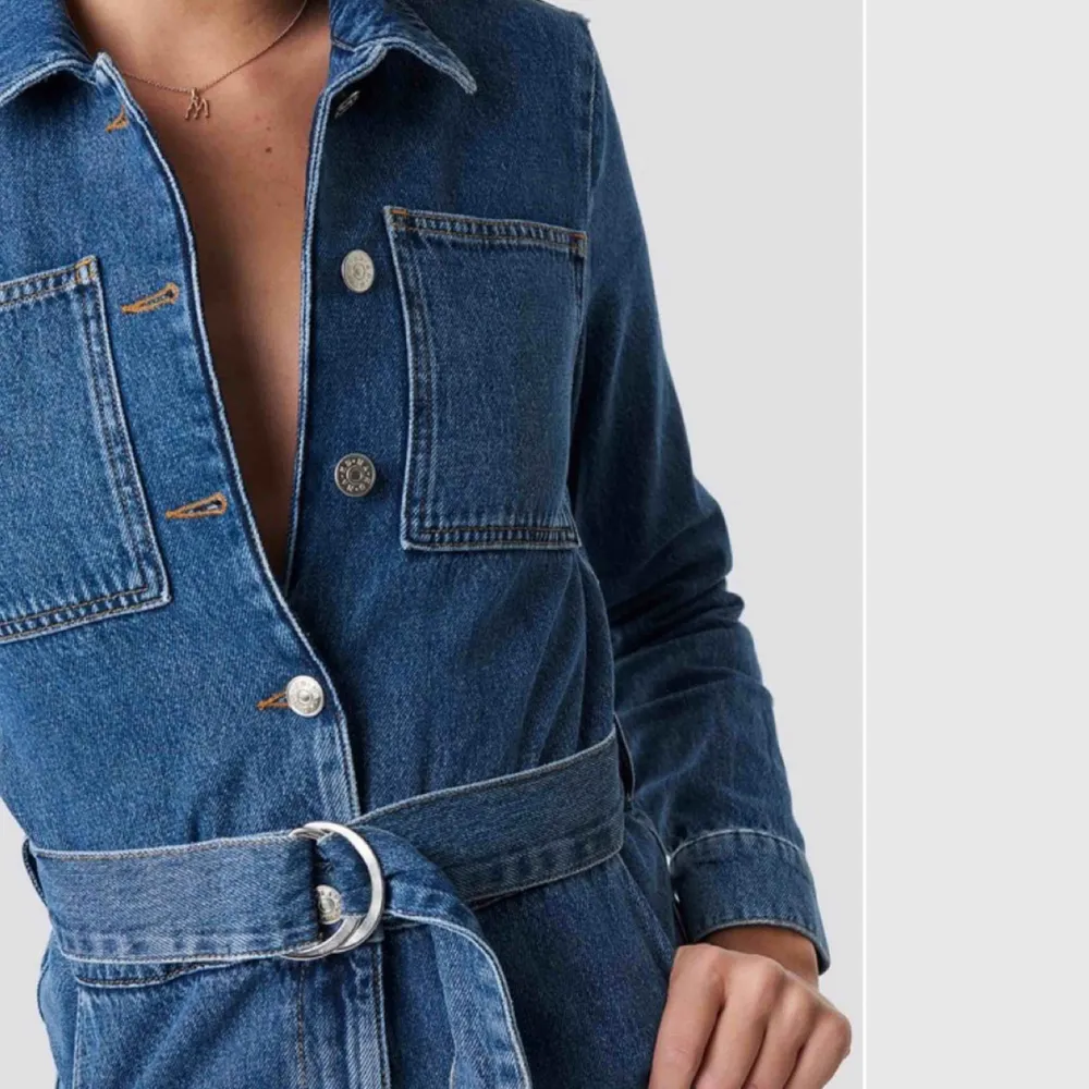 En av NA-KD’s bästsäljande jumpsuit. Lätt plagg att både klä upp och ner, möjligheterna finns att skapa en pang outfit. Använd 2 gånger, säljer på grund av för liten storlek. Bra skick 💘 Säljer för 350kr, ordinarie pris: 599kr. Jeans & Byxor.