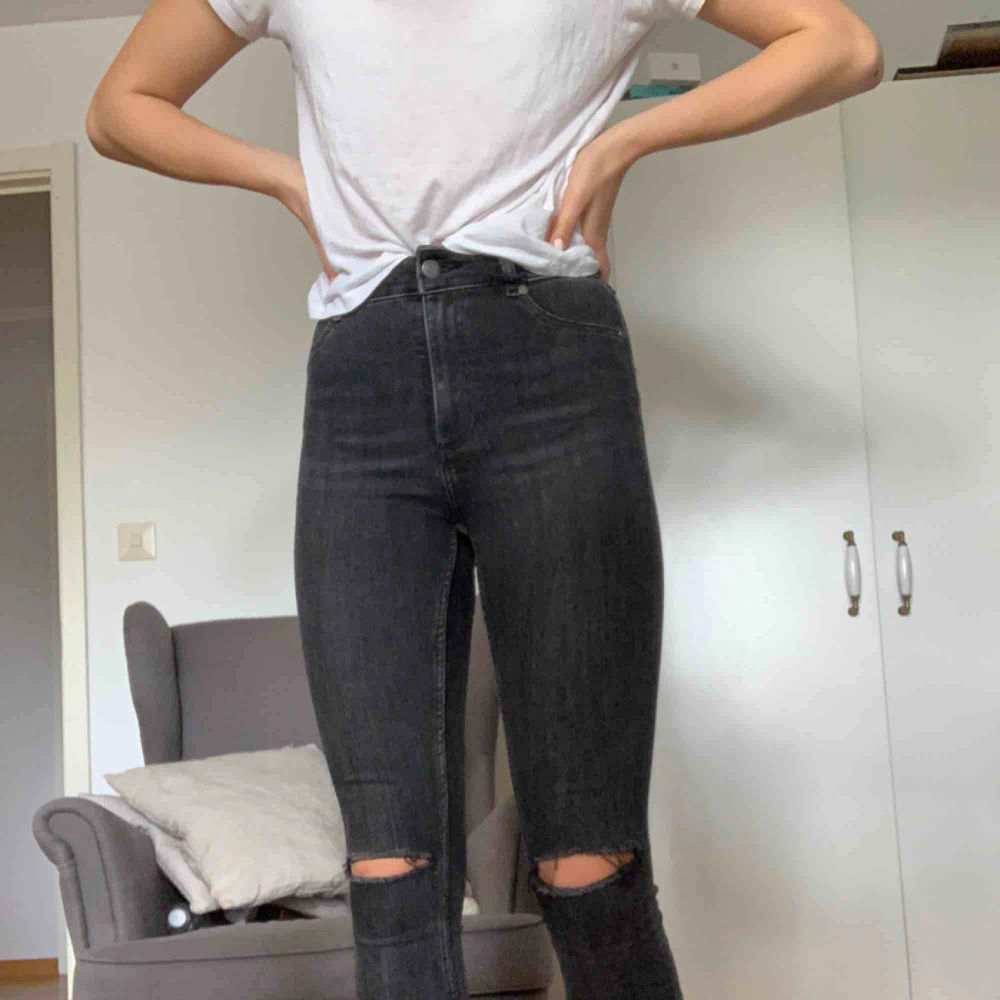 Snygga grå svarta jeans, endast använda en gång!. Jeans & Byxor.