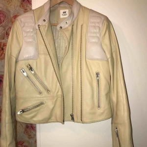  - Skinnjacka, fint skick, har används några gånger. Original pris 2000kr. Köparen står för frakten.🕊🐚