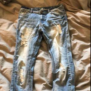 Blå, jeans med slitningar (köpte dem så) ganska små och tajta, därför jag säljer dem för har växt ur de. Köparen står för frakt 
