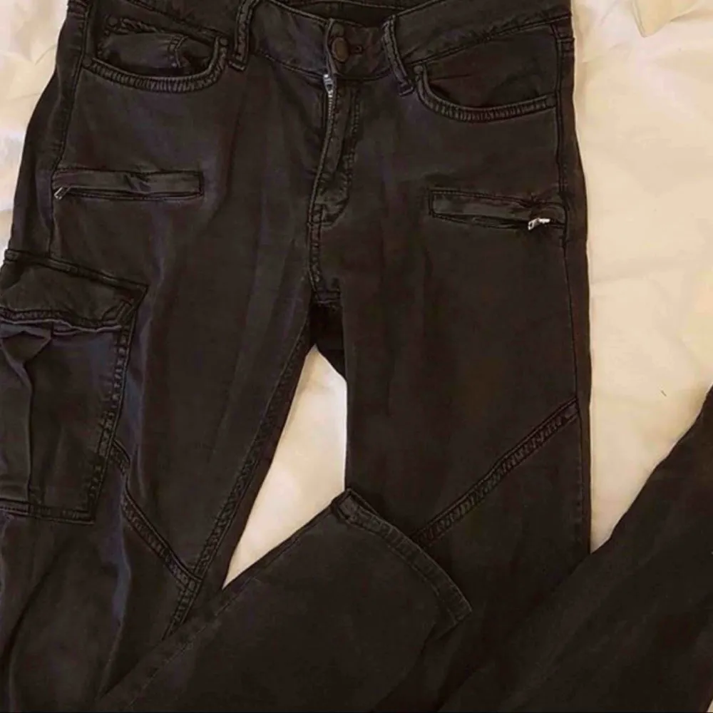Grå/svarta cargo jeans från Gina  Nypris 399kr Nyskick. Jeans & Byxor.