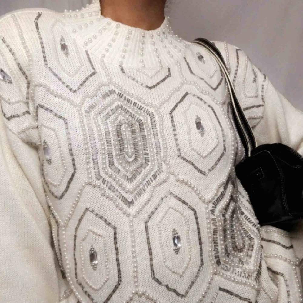 Vintage Retro vit tröja med pärldekoration Perfekt nu till hösten och vintern. Size M (men uppskattar att den passar både S-L) . Tröjor & Koftor.