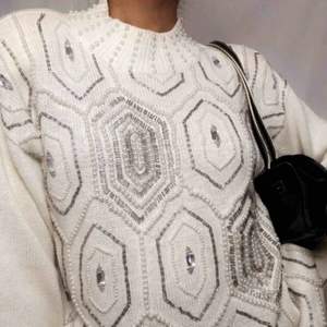 Vintage Retro vit tröja med pärldekoration Perfekt nu till hösten och vintern. Size M (men uppskattar att den passar både S-L) 