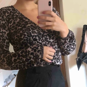 - Superfin v-ringad leopardtröja från ginatricot! Passar XS/S, knappt använd och i superbra skick.