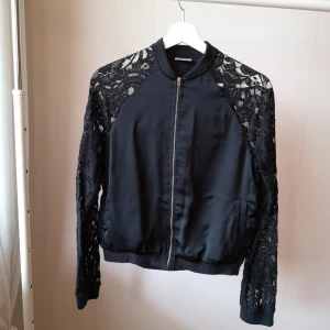  - Tröja med spets ärmar från Vera Moda! Spetsen är lite större på vissa ställen, lätt fixat med svart tråd😊