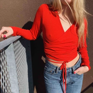  - Oanvänd röd knyttopp, lappen kvar.