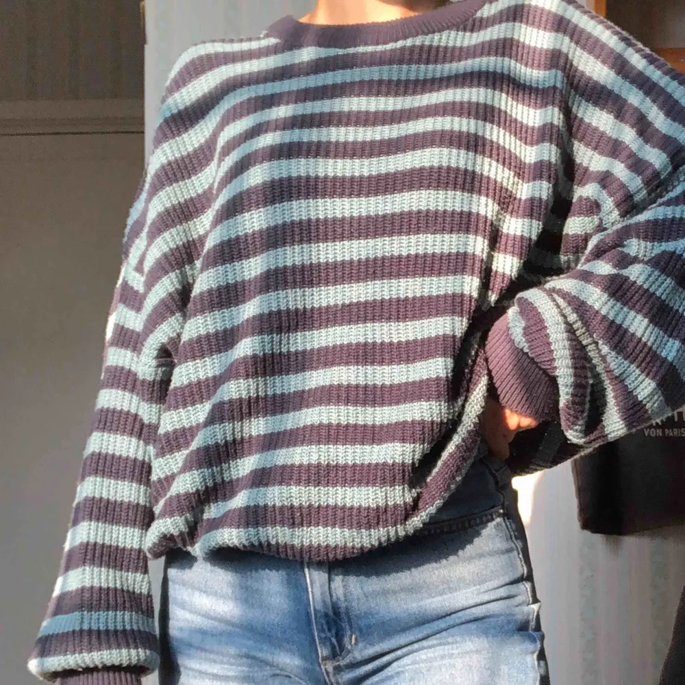 finstickad tröja från pullandbear, använd men ändå rätt bra skick💚 lite nopprig men syns inte alls mycket (den är ljusblå och marinblå randig), storlek M pris 100kr + frakt💚💚. Stickat.