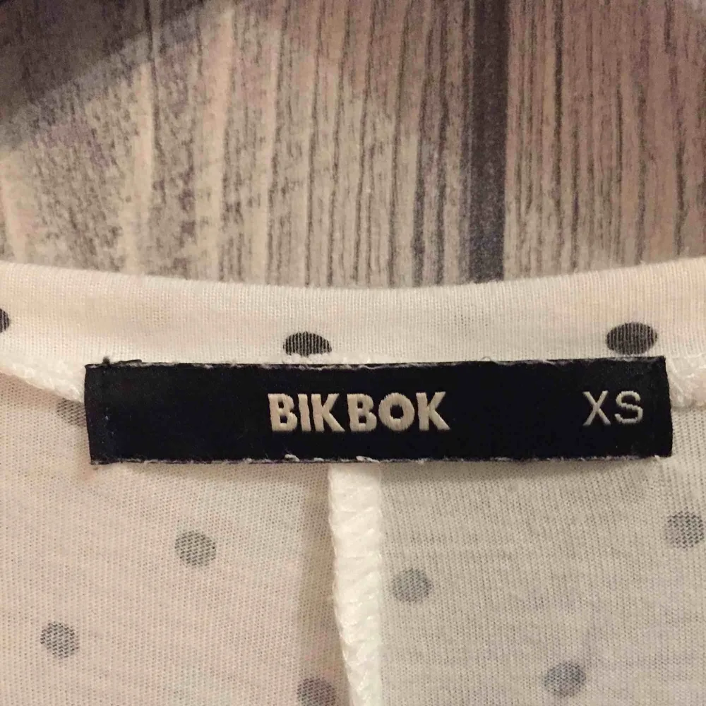Aldrig använd prickig t-shirt klänning från BIKBOK i storlek XS. Klänningar.