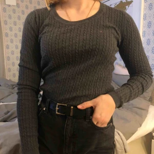  - Jättefin grå ribbad långärmad tröja från Tommy Hilfiger💗aldrig använd! Säljer pågrund av aldrig användning för den! Frakten kostar 54 kr