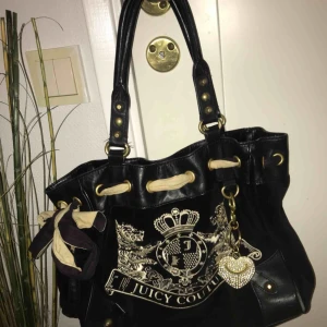  - En äkta Juicy couture väska i bra skick! Kan gå ner i pris vid snabb affär Kan mötas upp både i Uppsala/Sthlm