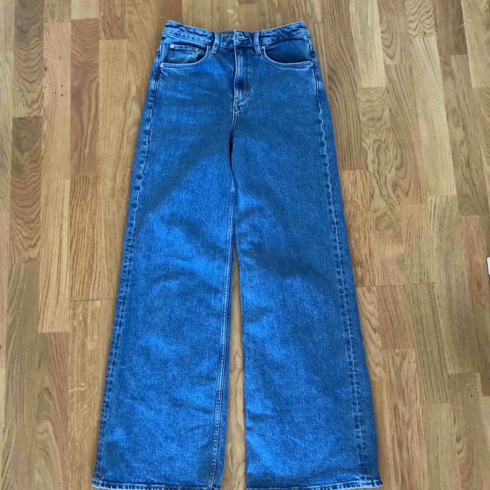 Vida jeans från H&M, strl 27. Använda några få gånger, fint skick! Möts upp vid T-centralen/Åhléns city eller fraktar (50kr)! Betalning sker via Swish 🥰. Jeans & Byxor.