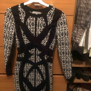  - DAGMAR klänning - ull. Sitter snyggt! Slutar på mitten av låret. 