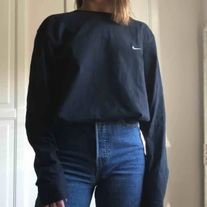  - Långärmad mörkblå tröja från Nike. Är strl L men passar mig som normalt har S. Köparen står för frakt. 
