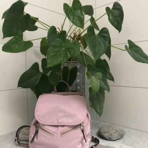  - En skitsnygg pastellrosa ryggsäck från Parfois med många smarta fack och fickor. Får plats med mycket men ändå en liten väska. 