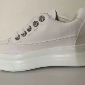  - Säljer mina skor, inget speciellt märke. Dom är helt nya och inte ens testade då jag inte gillade den höga sulan. Nypris är 299kr, mitt pris 249kr, pris kan diskuteras vid snabb & smidig affär! Fraktas eller möts upp i Göteborg🌸