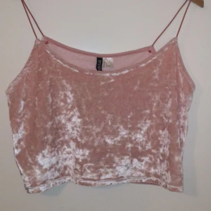  - Rosa sammets-magtröja med tunna axelband  Aldrig använd 