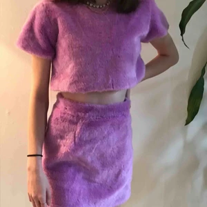  - Superfint set i fuskpäls. Storlek XS men känns mindre då den inte är stretchig. Den är skräddarsytt och kan därför bara kemtvättas eller tvättas för hand. Aldrig använd.  Köpt här på Plick men tyvärr för litet för mig😭 