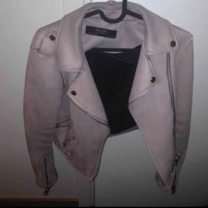  - Saknar en knapp,se bild 3.   Säljer endast till den som kan mötas upp i Helsingborg, postar inte. 