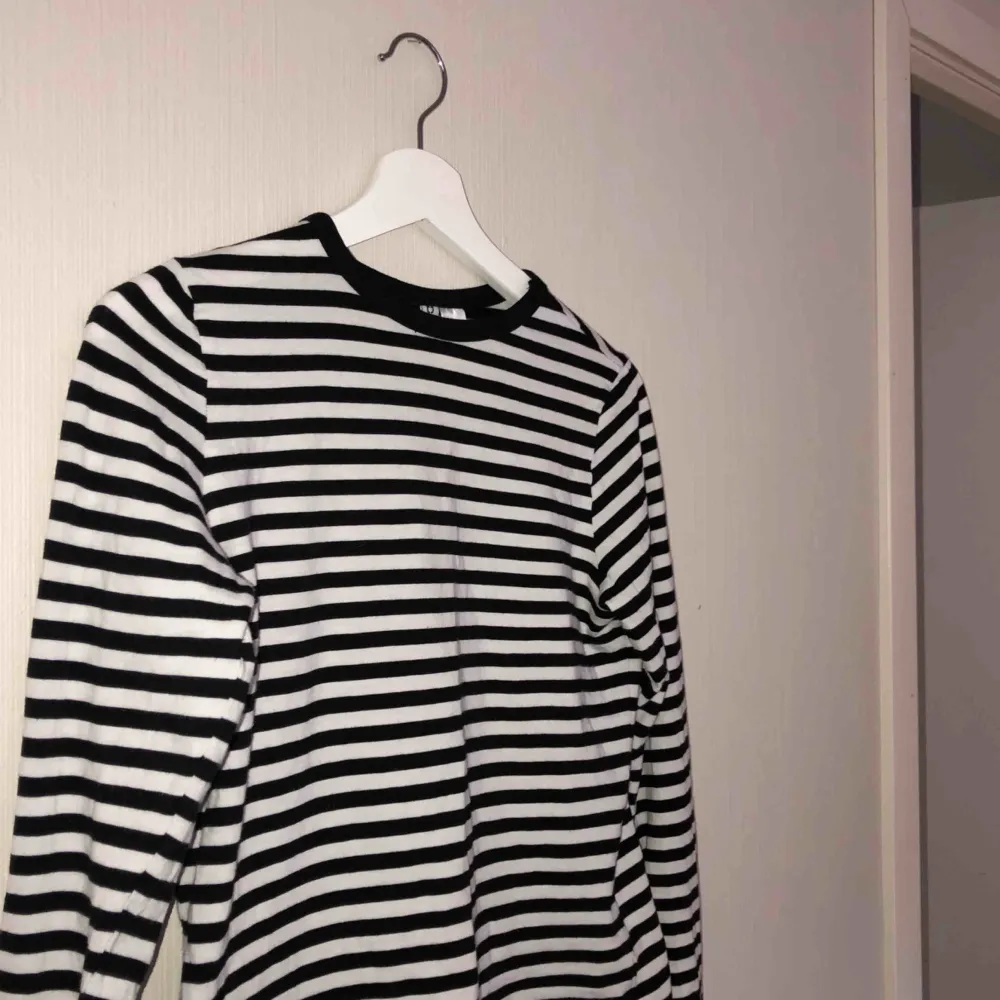 Randig tröja från H&M. Tröjan är ganska tight på mig och jag är vanligtvis en M. Frakten ingår i priset! 🔥. Skjortor.