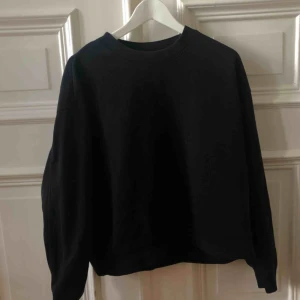  - Svart sweatshirt från weekday. Kan mötas upp i Gbg, annars tillkommer frakt✨