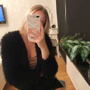  - jättemysig lurvig kofta från Gina Tricot 😻 även skitsnygg att använda som en tunnare jacka på våren eller en utgång! köparen står för frakten 