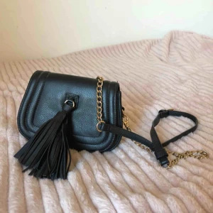  - Supersöt axelväska med plats för alla nödvändiga saker. Använd en gång så i nyskick!