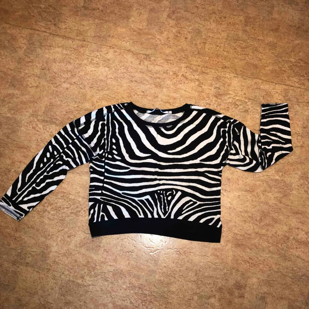 Zebra randig tröja från lager 157, använt fåtal gånger. Kan mötas upp i Malmö men även frakta. Köparen står för frakten:). Tröjor & Koftor.