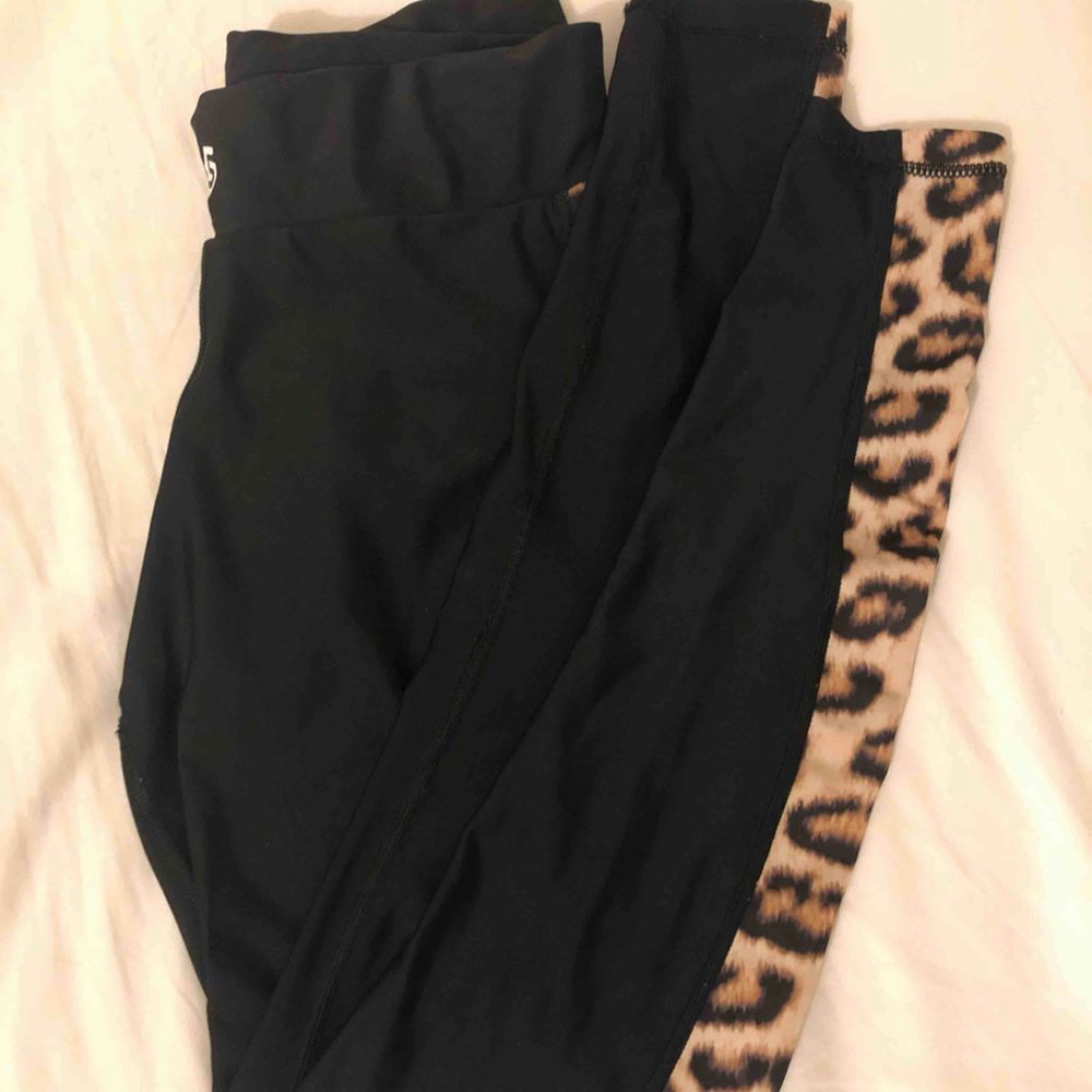 Svarta tränings tights från stronger med leopard mönstrad rand. Storlek M men är som S. Tidigare köpta här på Plick och säljer för att dem tyvärr inte kommer till användning. Frakt tillkommer💁🏼‍♀️ Fråga gärna om bättre bilder!:). Jeans & Byxor.