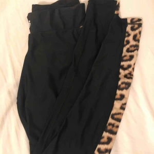  - Svarta tränings tights från stronger med leopard mönstrad rand. Storlek M men är som S. Tidigare köpta här på Plick och säljer för att dem tyvärr inte kommer till användning. Frakt tillkommer💁🏼‍♀️ Fråga gärna om bättre bilder!:)