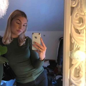  - En halv polo i militär grön färg, sitter jätte fint och är i ett bra skick! Den är använd ett fåtal gånger. Den är köpt på Nelly.se .Köparen står för frakten! 