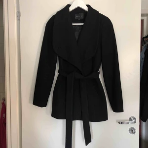  - Superfin halvlång kappa. Nypris ca 1300! Köpt på MQ