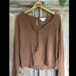  - Stickad Odd Molly blus, med snören i fram. Mörk mustard orange/brun färg. Väldigt mjuk!