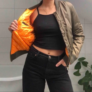  - En sprillans ny jacka från dm retro. Stor nog att kunna få plats med en tjocktröja under men passar även bra med en t-shirt eller ett linne. Massor av fickor som är jättebra!