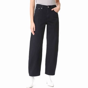  - Jeans med hög midja från Levis, modell ”90s baggy”, knappt använda, inköpta på carlings  Ordinarie pris 1199kr   Dragkedja  Längd 30  70 kr frakt eller mötas i centrala Stockholm för köp 