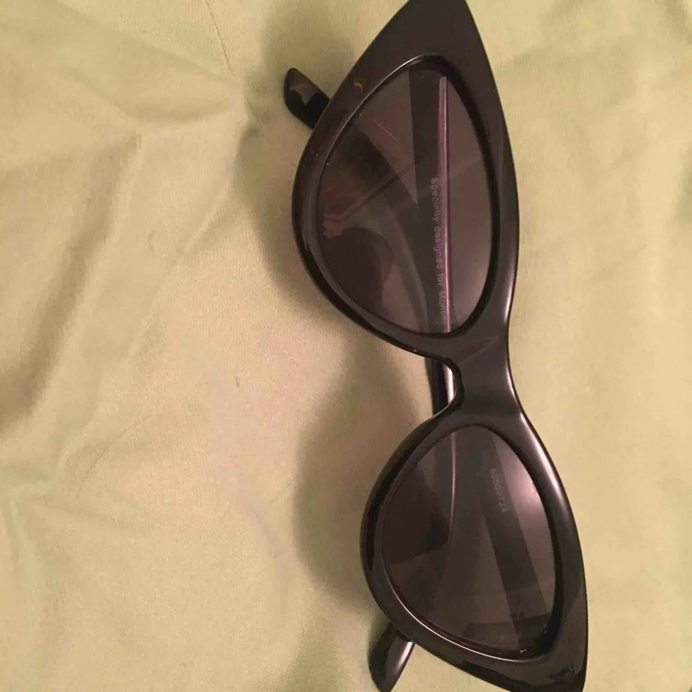 Ett par svarta coola solglasögon till en billig peng. Frakt tillkommer 🥰. Accessoarer.