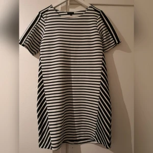  - Randig klänning i lite tjockare material. Köparen står för frakt. 