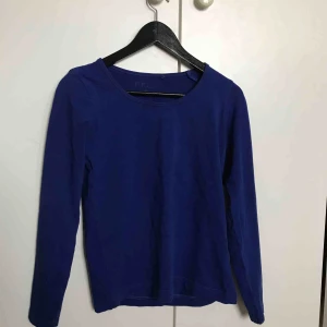  - En blå vanlig basic tröja som jag använt typ 1 gång bara! 💙 frakt tillkommer