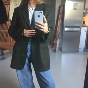  - Overzise mörkgrön ”farfar-kavaj”. Funkar perfekt som höstjacka! Kan mötas upp i Stockholm eller frakta mot betalning 💫⛄️